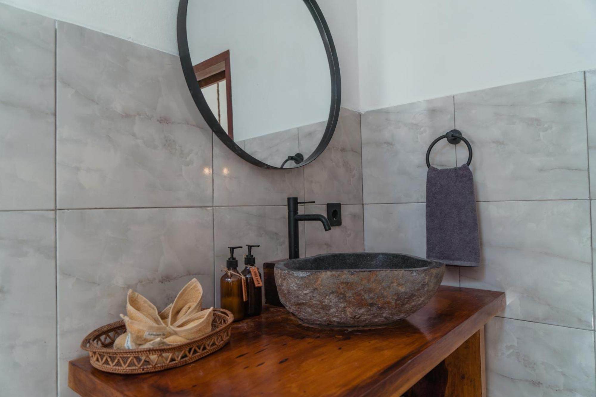 Sunscape Villa - Beachfront And Private Pool Gili Air Exterior foto