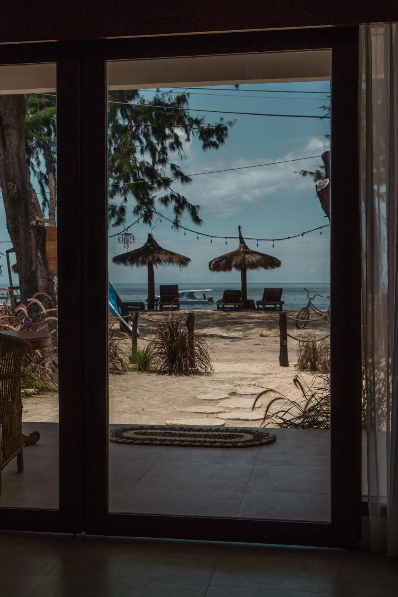 Sunscape Villa - Beachfront And Private Pool Gili Air Exterior foto