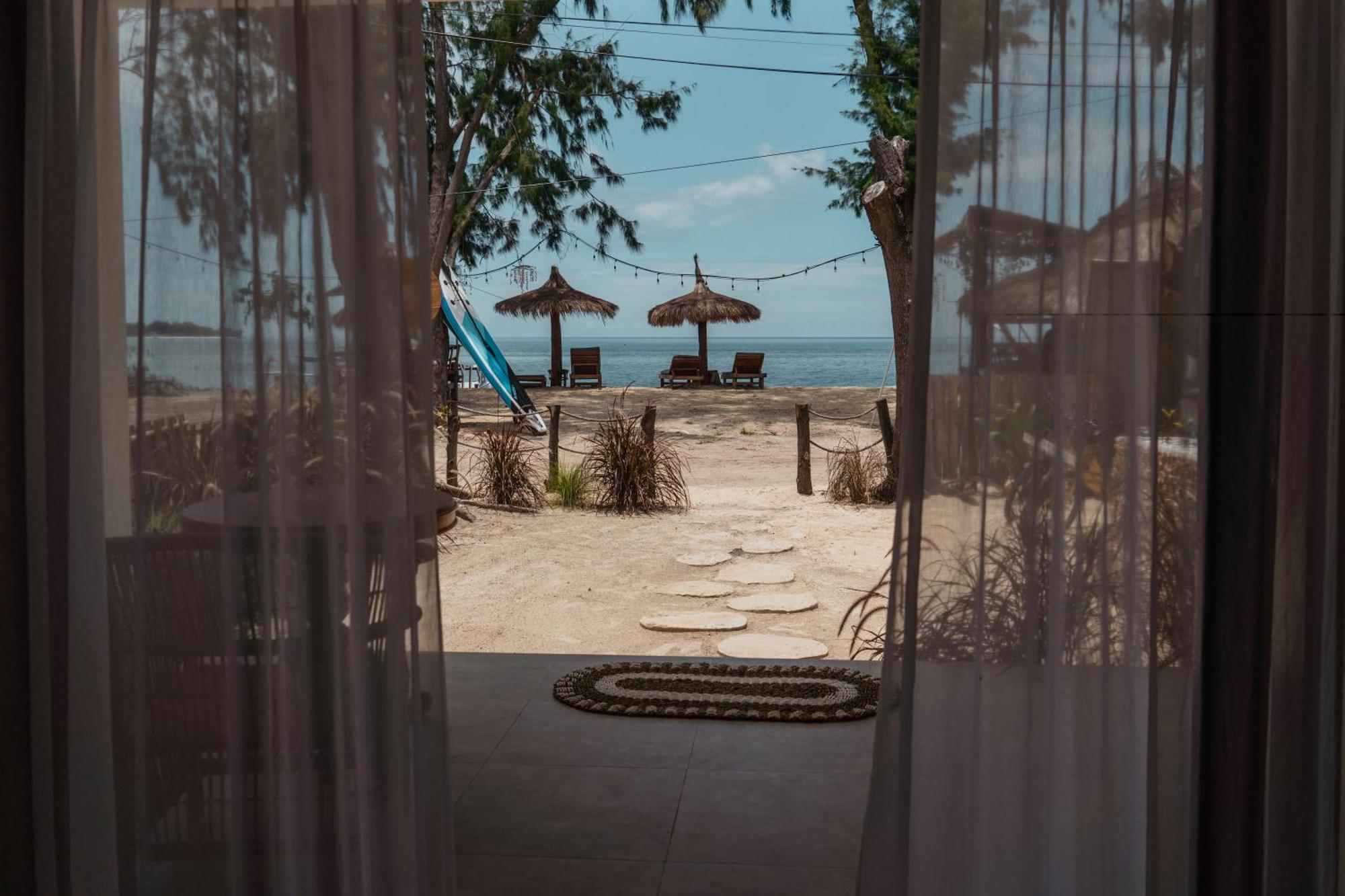 Sunscape Villa - Beachfront And Private Pool Gili Air Exterior foto