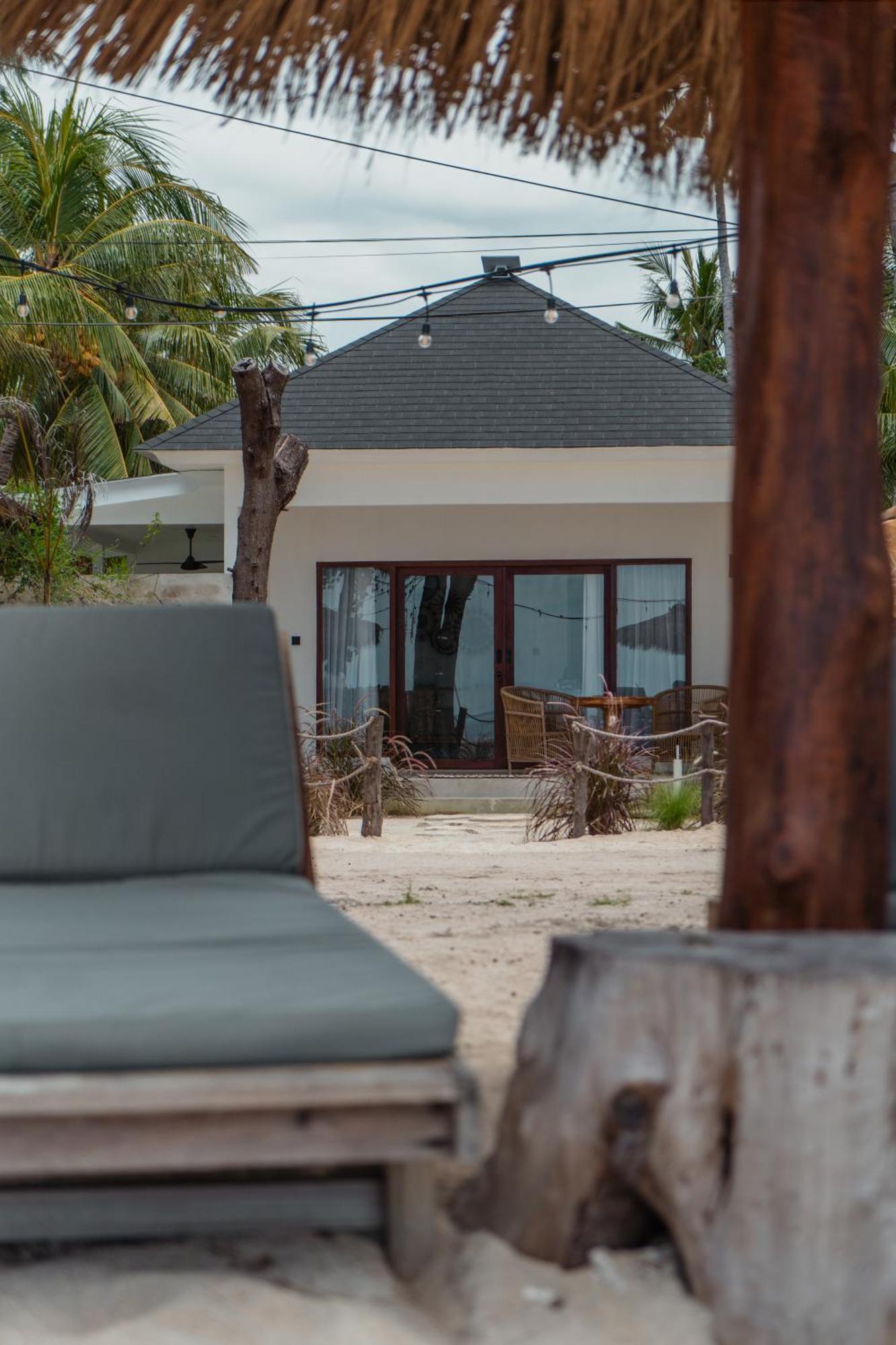 Sunscape Villa - Beachfront And Private Pool Gili Air Exterior foto
